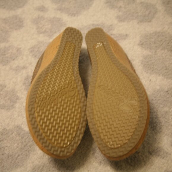 Sketchers Women's Luxefoam Wedge Sandals, Size 8.5-9, Tan/Gold - Picture 2 of 3